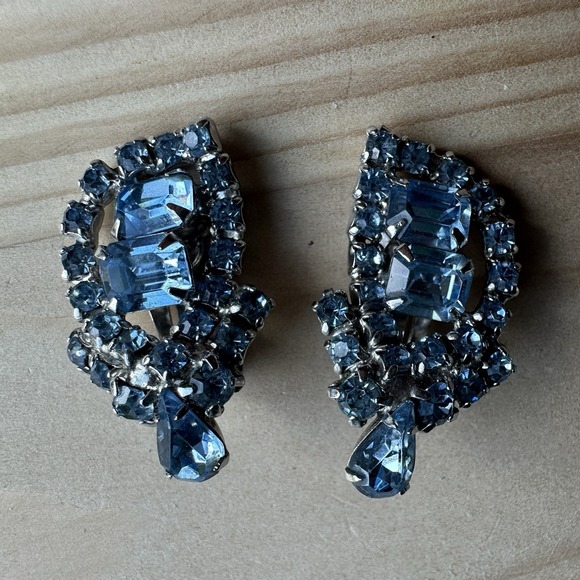 VTG Statement Clip Earrings 1 3/8" Ice Blue Crystal Rhinestone Silver Tone Bling - Picture 8 of 8